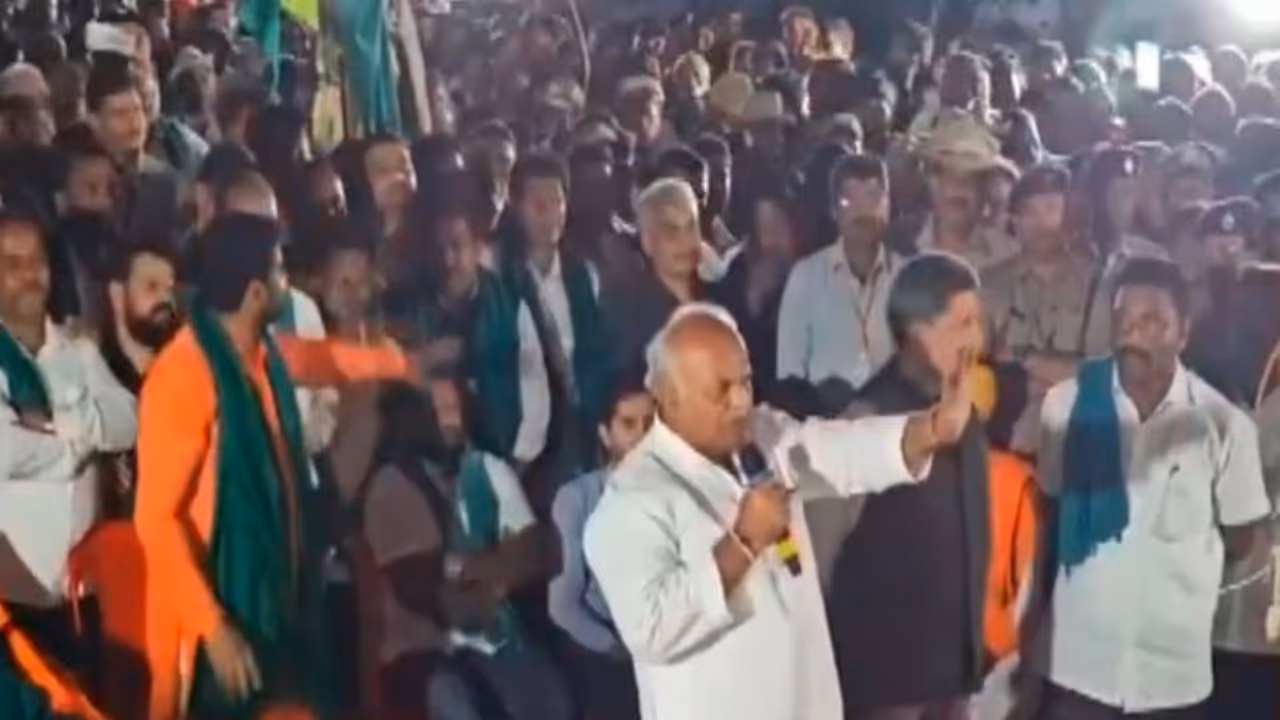 Karnataka Minister Shivanand Patil speaking at sugarcane farmers' protest at Belagavi (Photo/ANI)