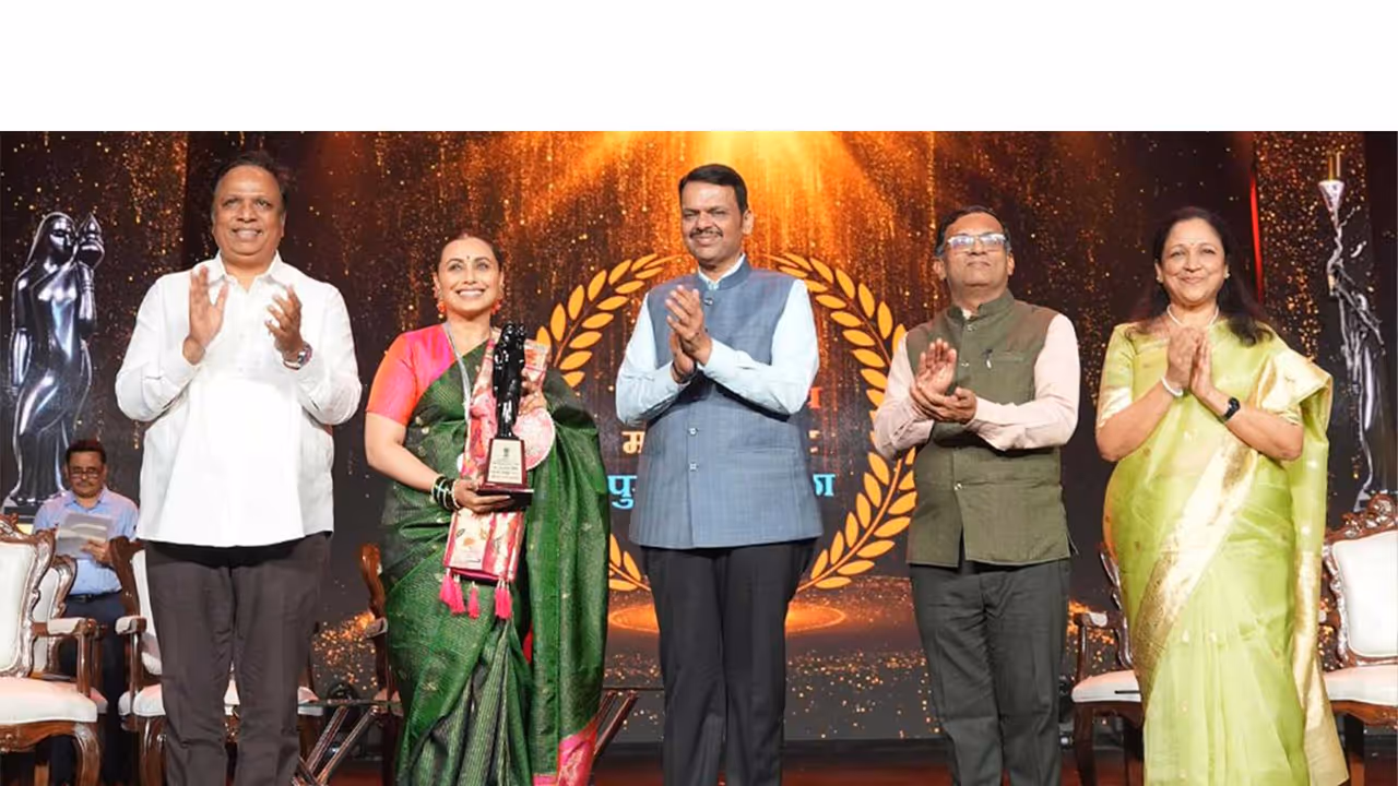 Rani Mukerji receives Raj Kapoor Special Contribution Award.(Pic/Maharashtra State Marathi Film Awards) Rani Mukerji receives Raj Kapoor Special Contribution Award.(Pic/Maharashtra State Marathi Film Awards)