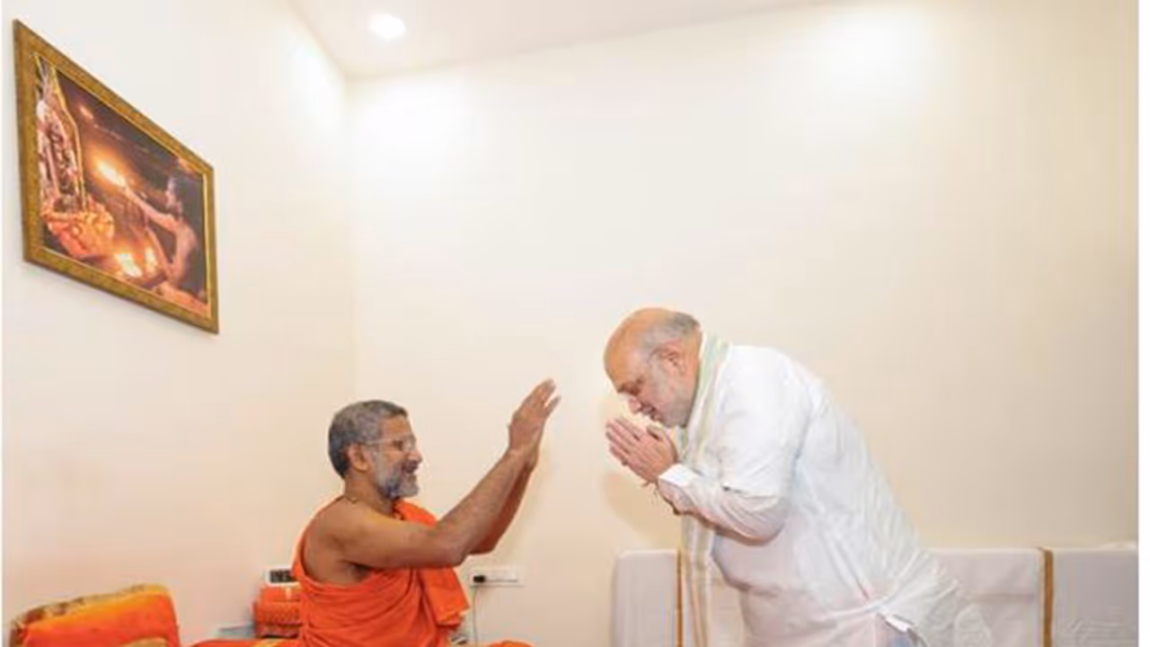 Amit Shah meets Pejawar seer in Delhi (Photo/ PIB) Amit Shah meets Pejawar seer in Delhi (Photo/ PIB)