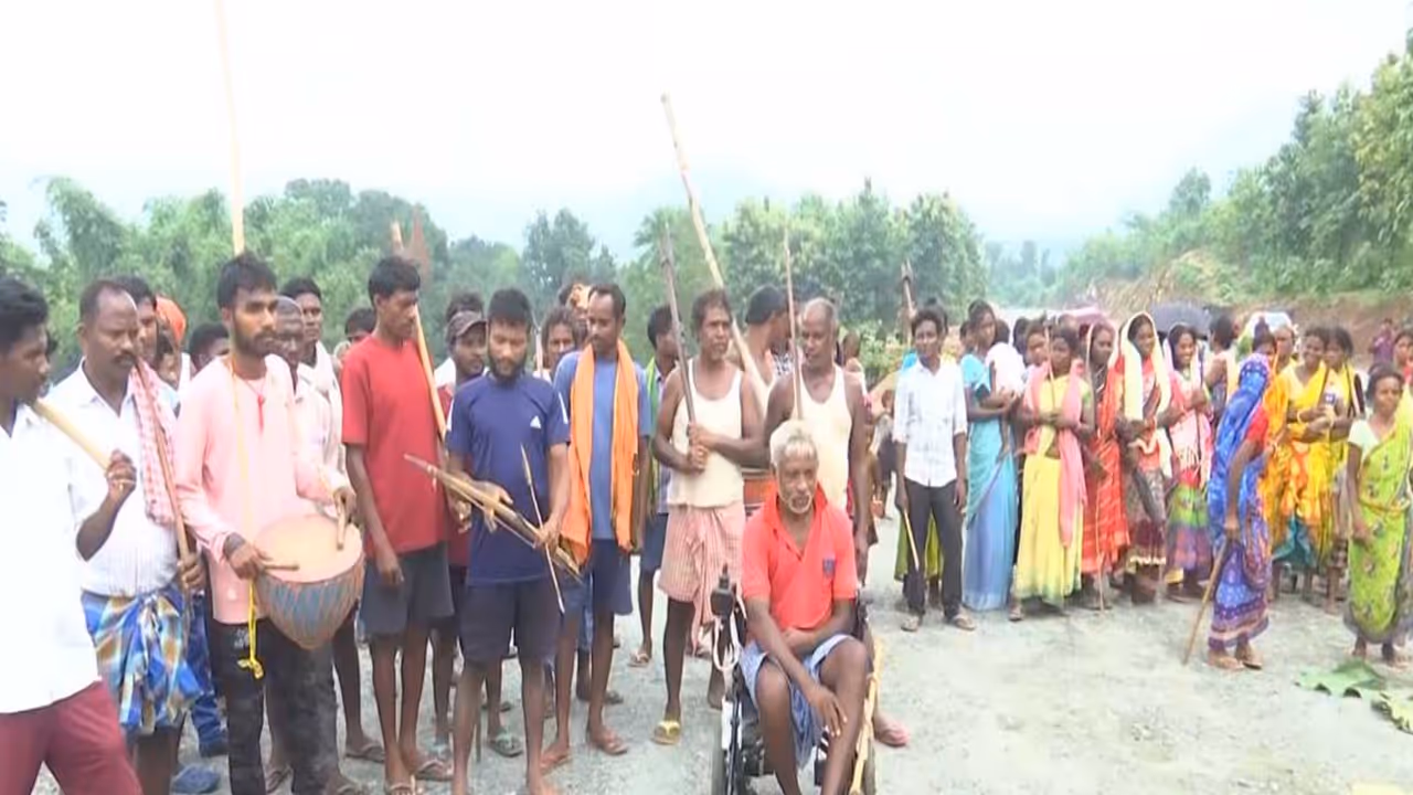 Villagers ready with lathis, vow to block Devendra Mahto's yatra (Photo\ANI) Villagers ready with lathis, vow to block Devendra Mahto's yatra (Photo\ANI)