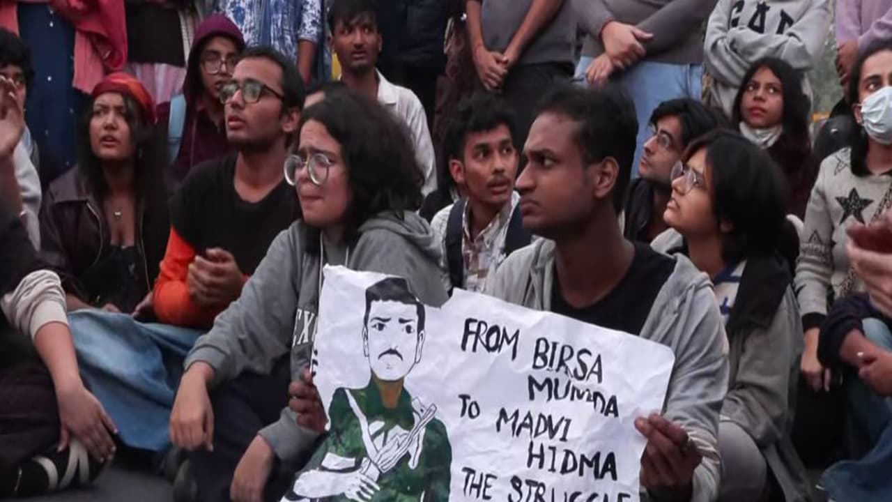 Protesters gather again at India Gate over air pollution in Delhi NCR (Photo/ANI) Protesters gather again at India Gate over air pollution in Delhi NCR (Photo/ANI)