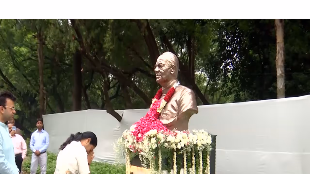 CM Rekha Gupta pays tribute to late Union Minister Arun Jaitley (Photo/ANI) CM Rekha Gupta pays tribute to late Union Minister Arun Jaitley (Photo/ANI)