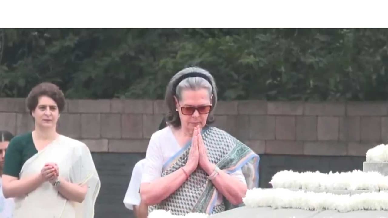 Congress leaders led by Sonia Gandhi pay floral tributes to late Rajiv Gandhi (Photo:ANI) Congress leaders led by Sonia Gandhi pay floral tributes to late Rajiv Gandhi (Photo:ANI)
