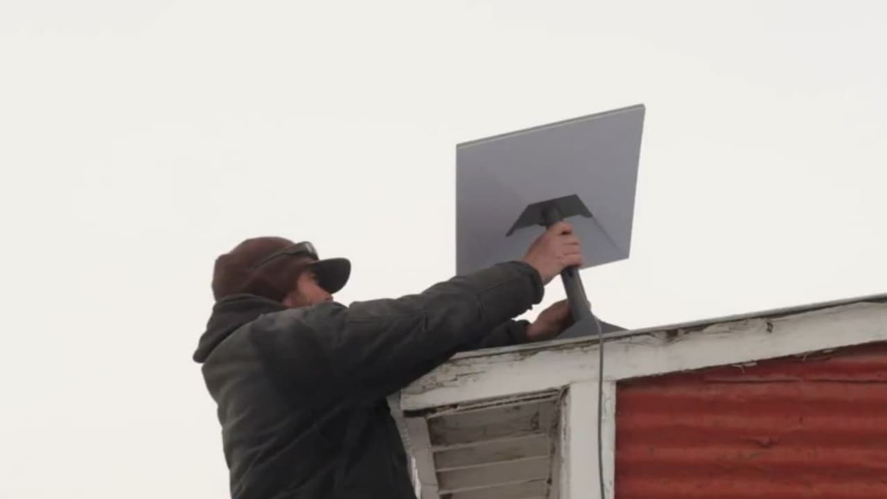 A person sets up the Starlink Kit in Wyoming US (Photo/@Starlink) A person sets up the Starlink Kit in Wyoming US (Photo/@Starlink)