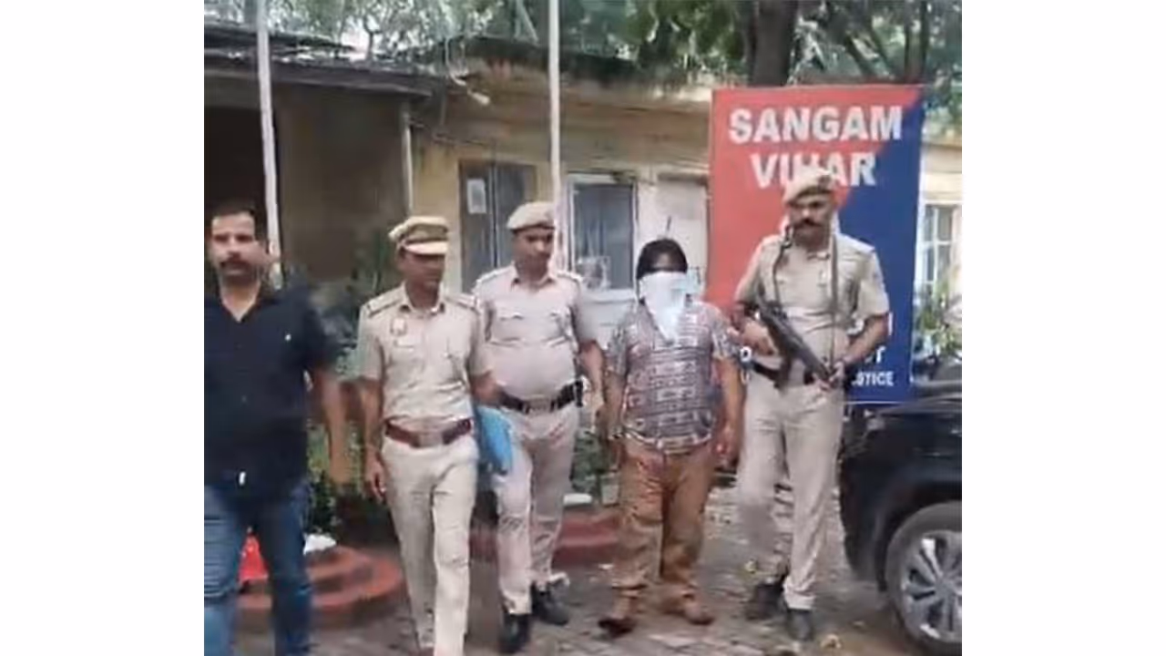 Delhi police personnel with the accused (Photo/ANI) Delhi police personnel with the accused (Photo/ANI)