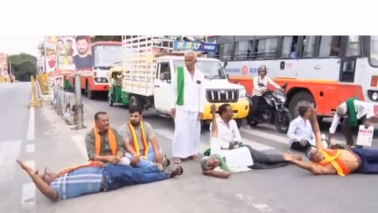 Farmers protestors in Mandya over CWRC directions on Cauvery (Photo/ANI) Farmers protestors in Mandya over CWRC directions on Cauvery (Photo/ANI)