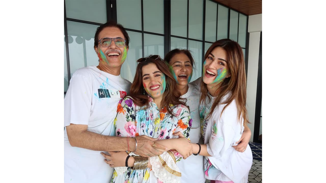 Kriti Sanon with her family (Image source: Instagram/@kritisanon) Kriti Sanon with her family (Image source: Instagram/@kritisanon)