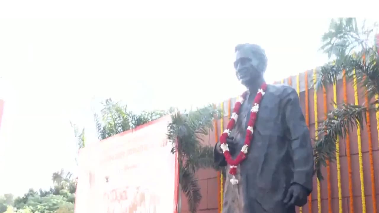 BJP leaders paID floral tributes to Bharatiya Jana Sangh leader Pandit Deendayal Upadhyay (Photo/ANI) BJP leaders paID floral tributes to Bharatiya Jana Sangh leader Pandit Deendayal Upadhyay (Photo/ANI)