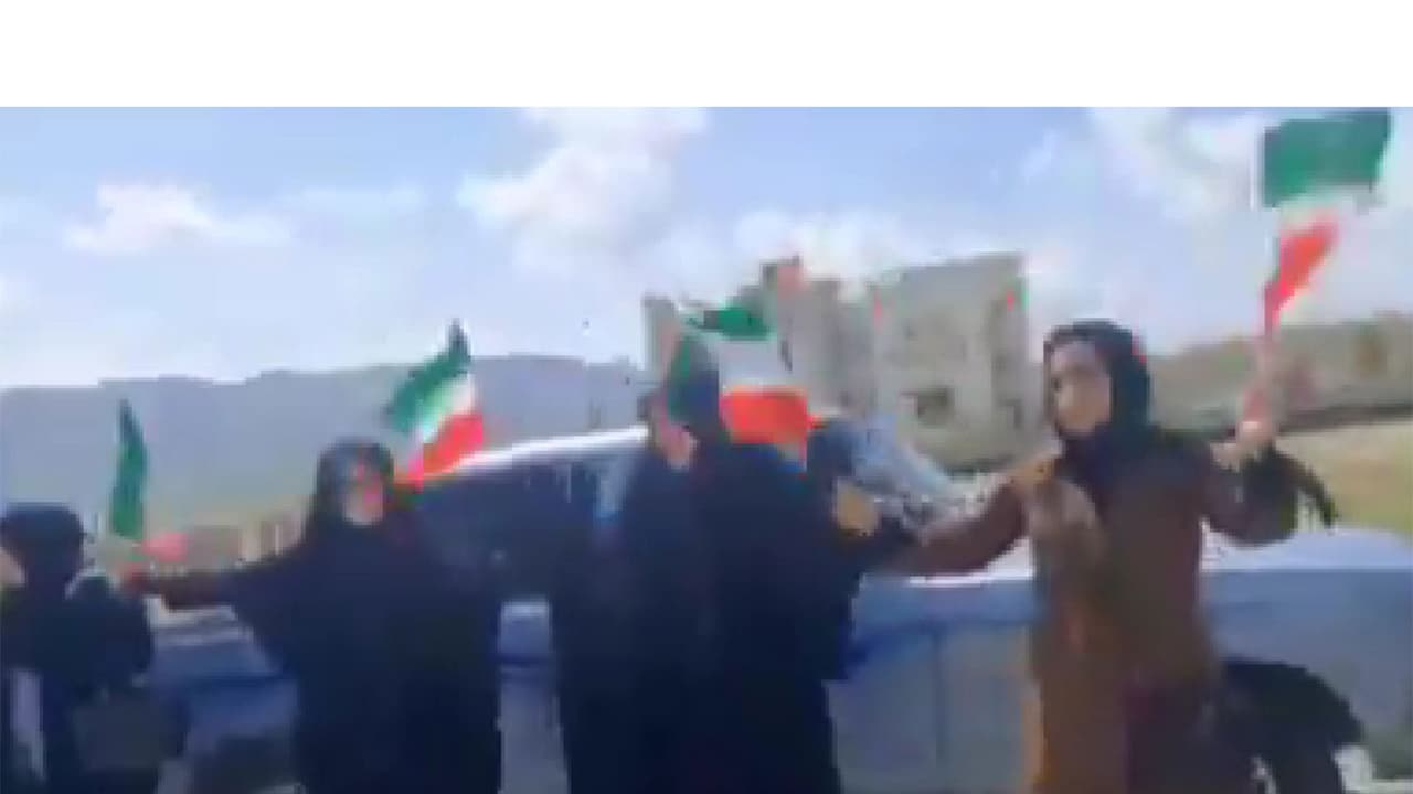 Iranians form a human chain around key infra sites (Photo/@IRANinMumbai) Iranians form a human chain around key infra sites (Photo/@IRANinMumbai)