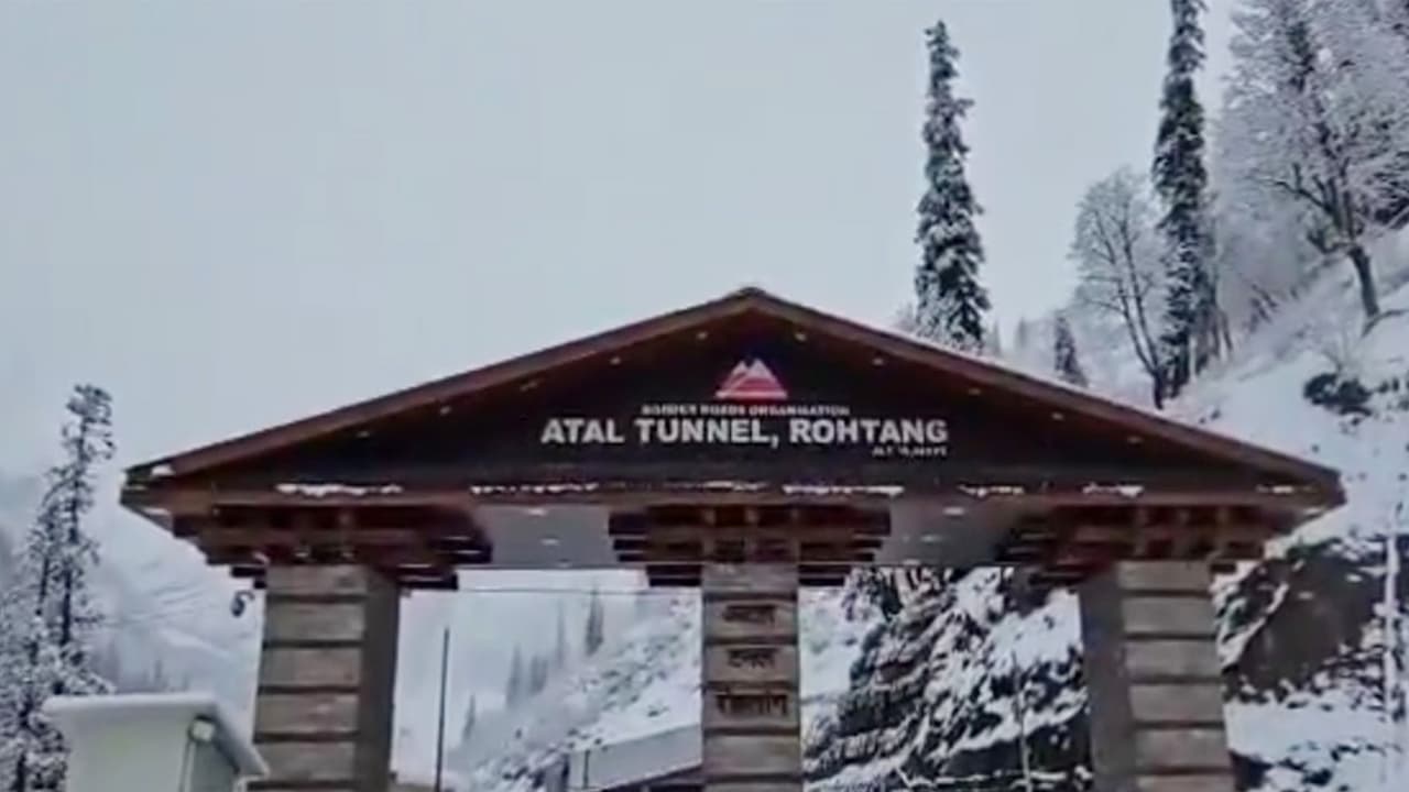 Atal Tunnel in Rohtang witnessed fresh snowfall (Photo/Manali Police) Atal Tunnel in Rohtang witnessed fresh snowfall (Photo/Manali Police)