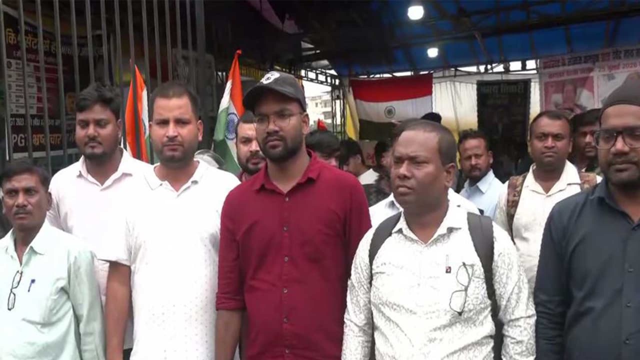 Student delegation leave for Circuit House for dialogue with Jharkhand government (Photo/ANI) Student delegation leave for Circuit House for dialogue with Jharkhand government (Photo/ANI)