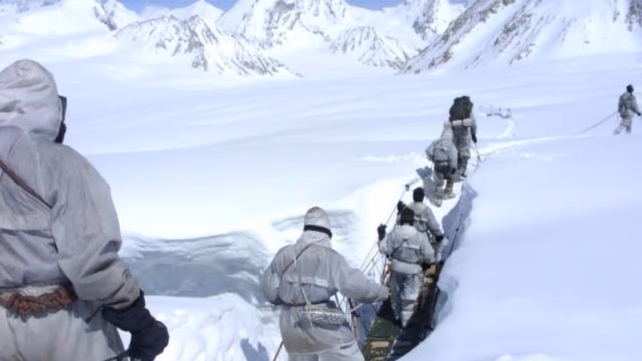 Army personnel using Special Clothing and Mountaineering Equipment (Photo/@adgpi) Army personnel using Special Clothing and Mountaineering Equipment (Photo/@adgpi)