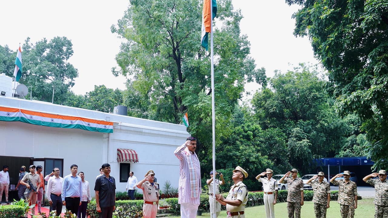 Union Minister Prahlad Joshi hoists National Flag (Photo/X/@JoshiPralhad) Union Minister Prahlad Joshi hoists National Flag (Photo/X/@JoshiPralhad)