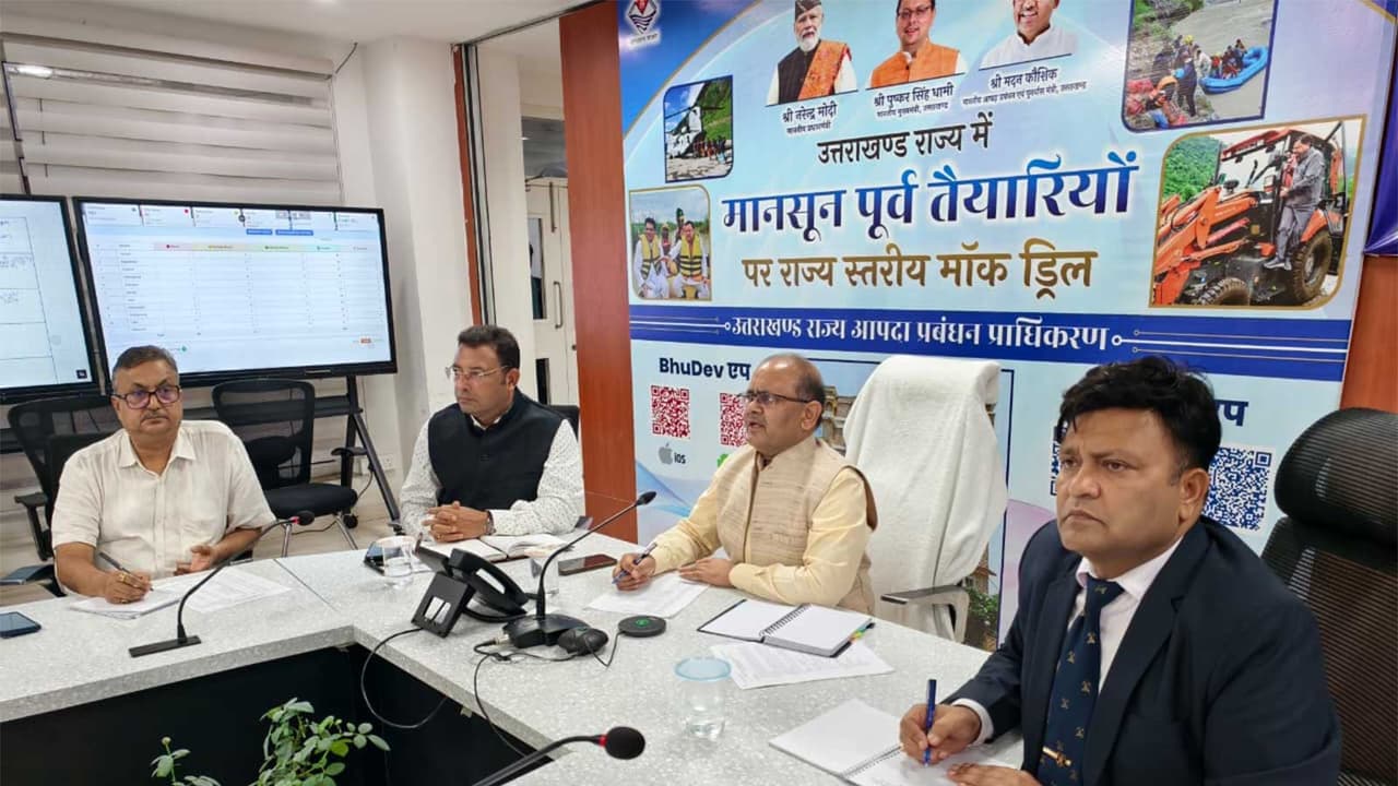 Meeting with Disaster Management and Rehabilitation Secretary Vinod Kumar Suman (Photo/ANI) Meeting with Disaster Management and Rehabilitation Secretary Vinod Kumar Suman (Photo/ANI)