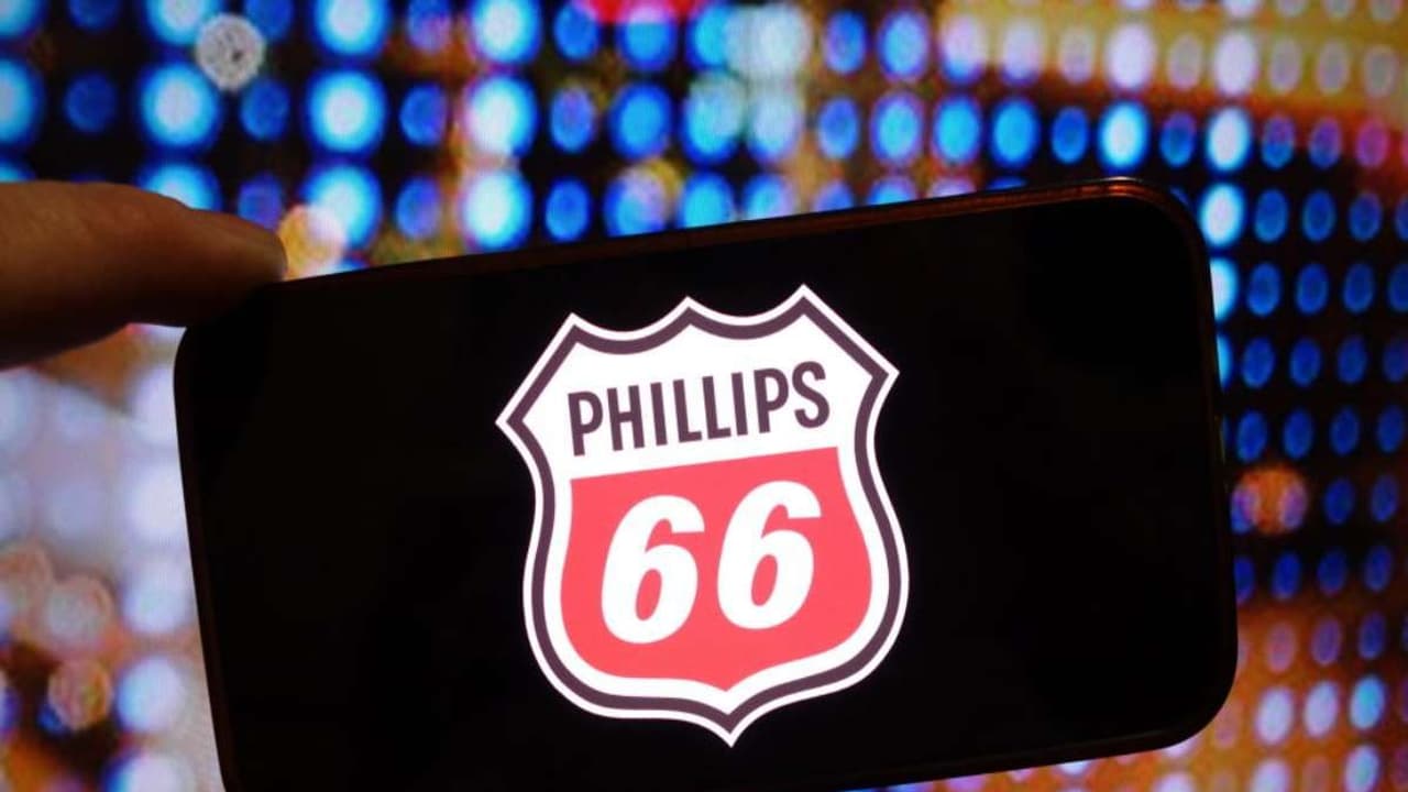 Phillips 66 Stock Falls After Sharp Drop In Q4 Profit, Retail Remains Bearish Phillips 66 Stock Falls After Sharp Drop In Q4 Profit, Retail Remains Bearish