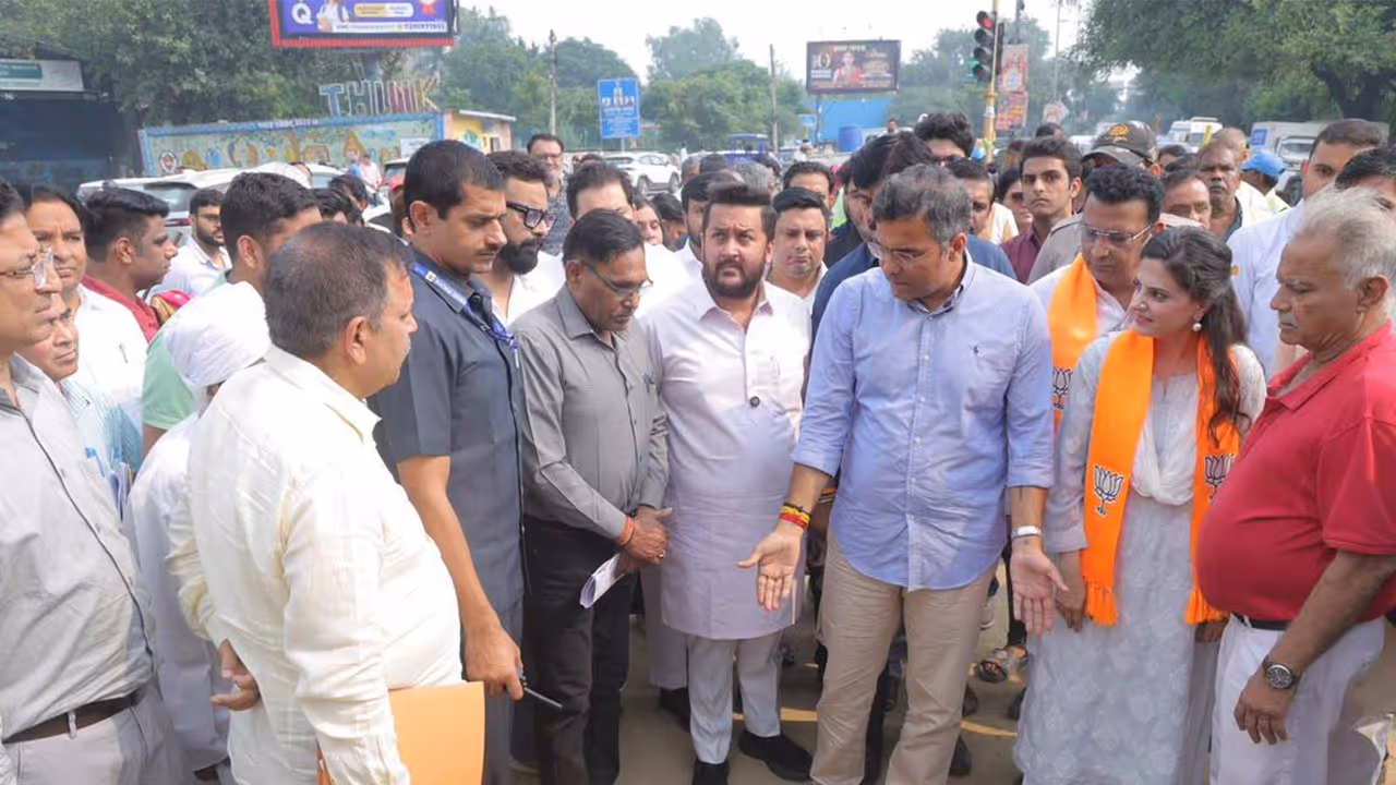 Delhi Minister Parvesh Sahib Singh orders fixes on 'Government on Wheels' (Photo/ANI) Delhi Minister Parvesh Sahib Singh orders fixes on 'Government on Wheels' (Photo/ANI)