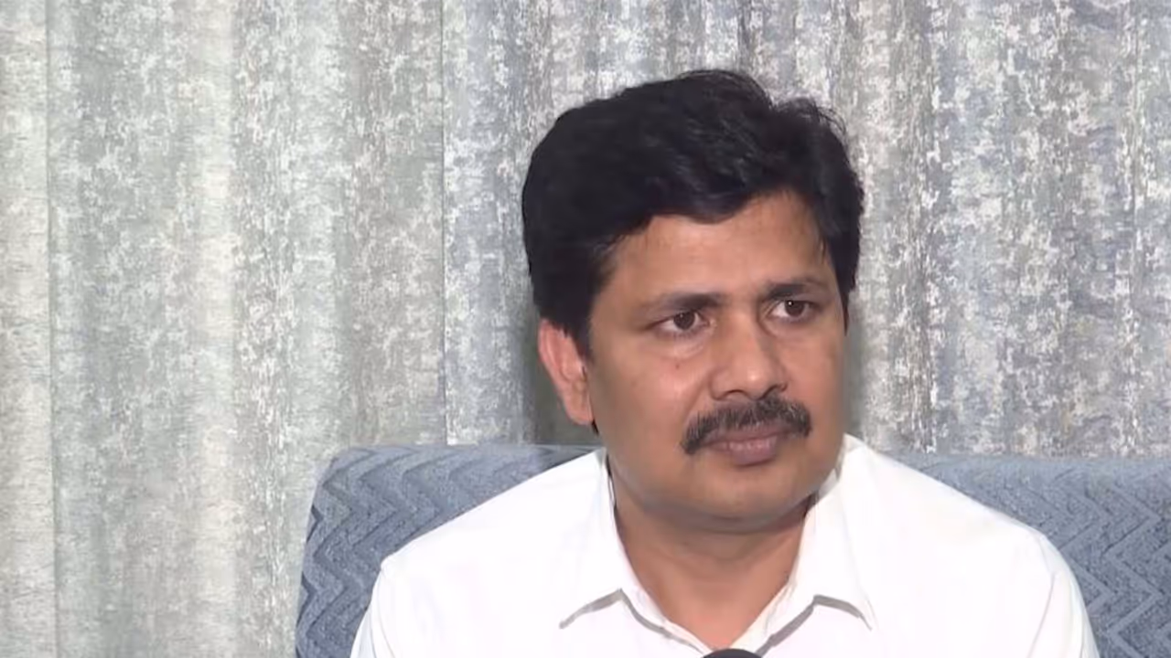 YSRCP MP Maddila Gurumoorthy (File Photo/ANI) YSRCP MP Maddila Gurumoorthy (File Photo/ANI)