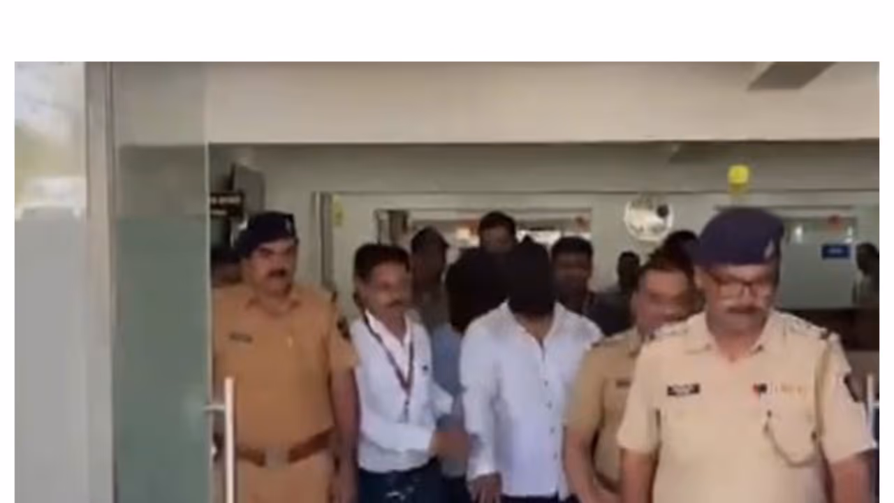 Accused being arrested by Police (Photo/ANI) Accused being arrested by Police (Photo/ANI)
