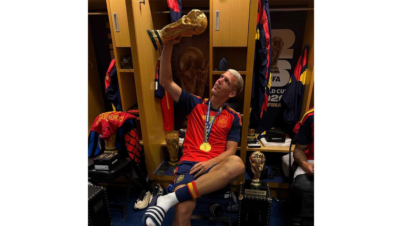 Dani Olmo with FIFA World Cup 2026 trophy. (Photo: X/ @daniolmo7) Dani Olmo with FIFA World Cup 2026 trophy. (Photo: X/ @daniolmo7)