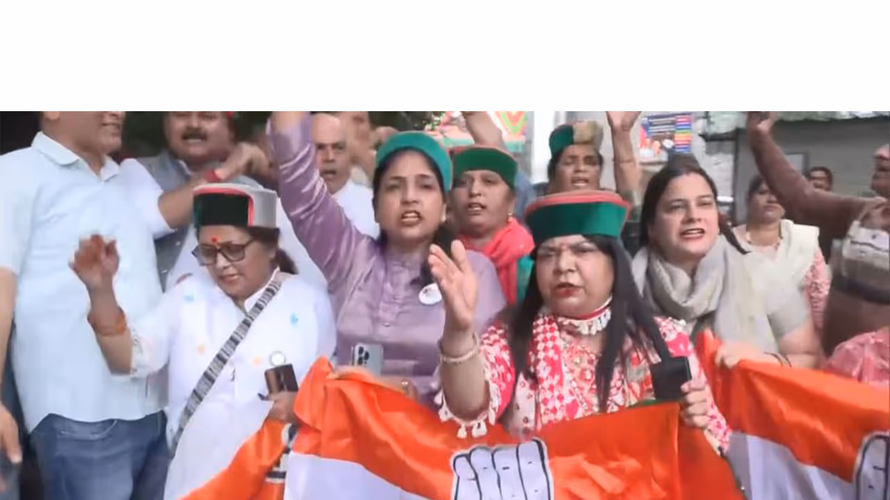 Himachal Congress holds protest at Himachal Bhawan (Photo/ANI) Himachal Congress holds protest at Himachal Bhawan (Photo/ANI)