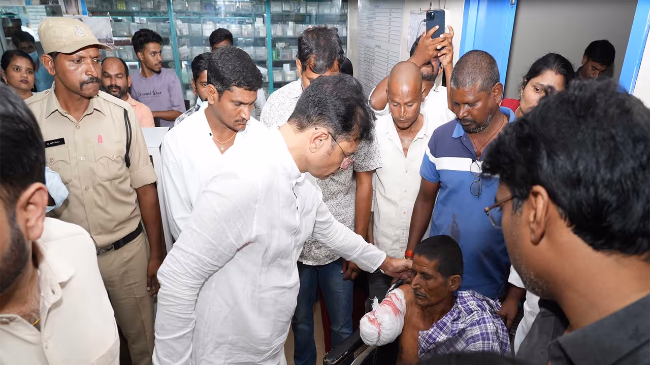 Telangana Minister Sridhar Babu meets Ananthagiri bus accident victims (Photo/ANI) Telangana Minister Sridhar Babu meets Ananthagiri bus accident victims (Photo/ANI)