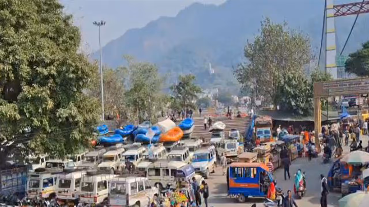 Rishikesh witnesses heavy traffic and massive rush (Photo/ANI) Rishikesh witnesses heavy traffic and massive rush (Photo/ANI)