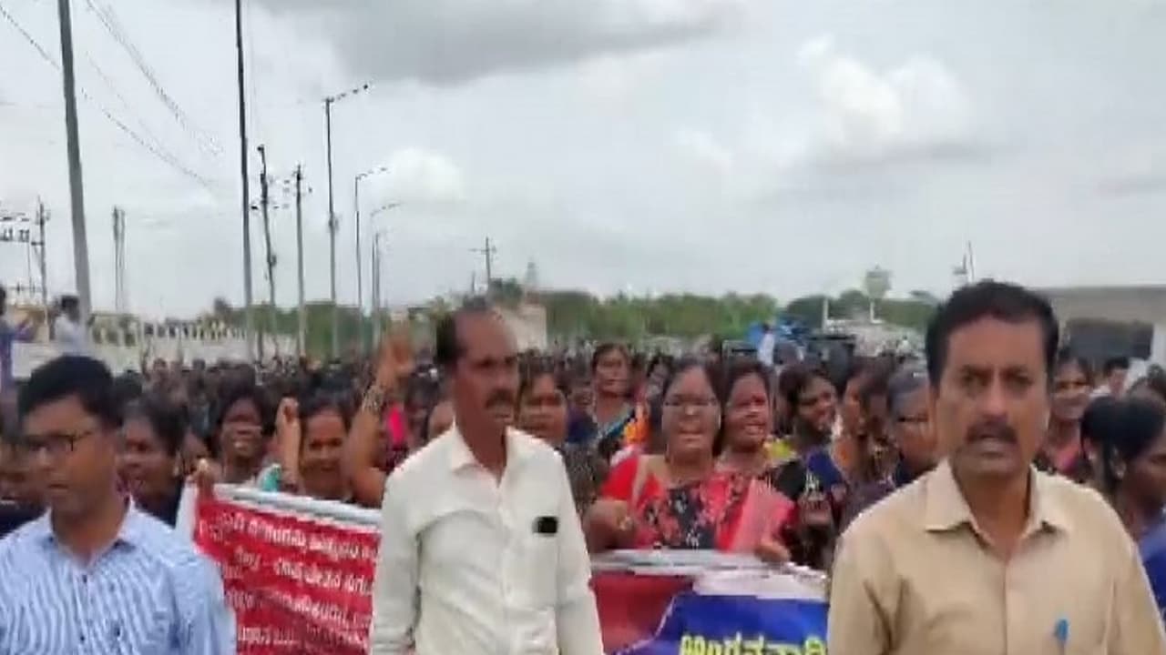 Anganwadi and mid day meal workers protest at Karnataka's Raichur (File Photo/ANI) Anganwadi and mid day meal workers protest at Karnataka's Raichur (File Photo/ANI)
