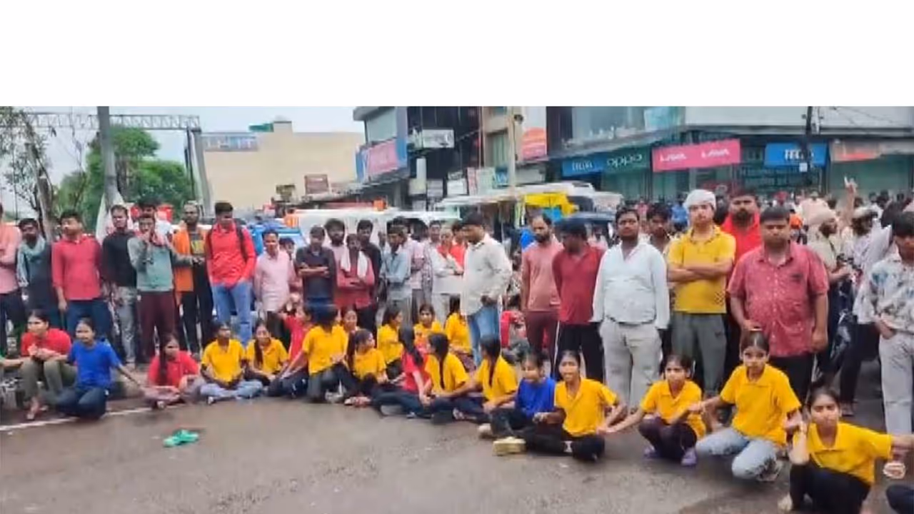 Students of Jai Prakash Narayan Sarvodaya Girls School in Lucknow staged a protest over a shortage of teachers (Photo/ ANI) Students of Jai Prakash Narayan Sarvodaya Girls School in Lucknow staged a protest over a shortage of teachers (Photo/ ANI)