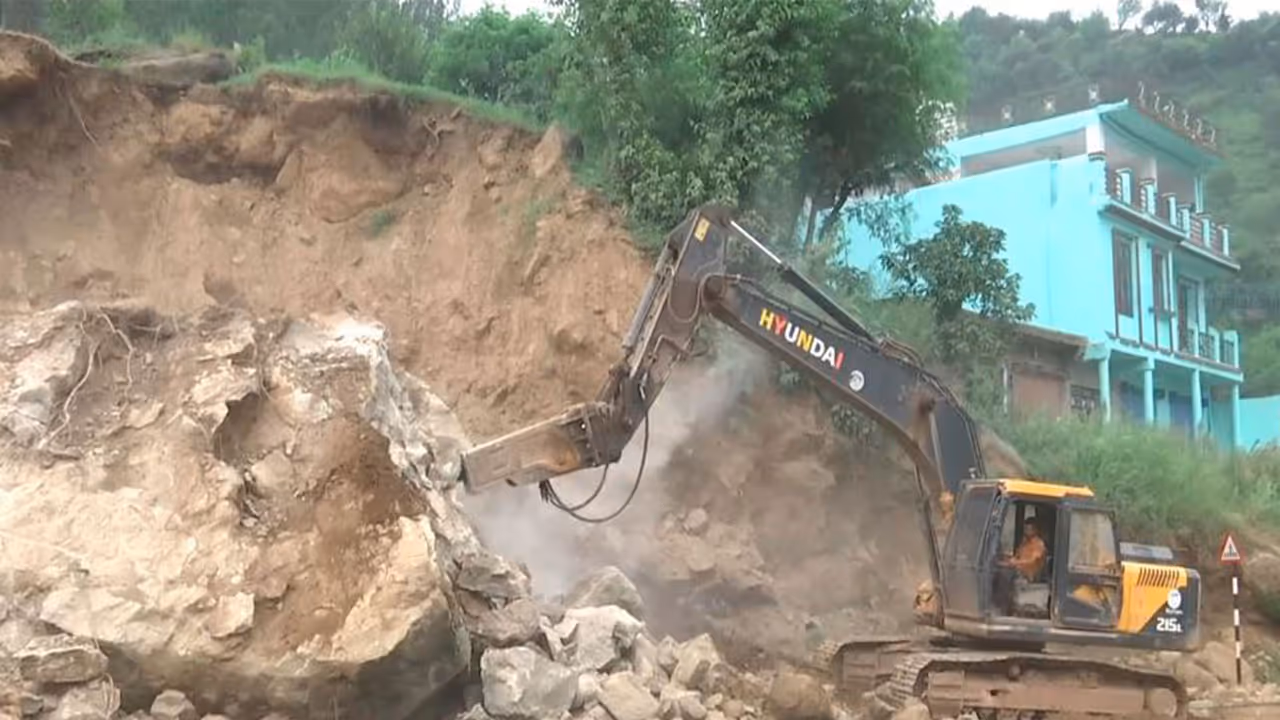 BRO clears landslides on Rajouri Poonch highway (Photo\ANI) BRO clears landslides on Rajouri Poonch highway (Photo\ANI)