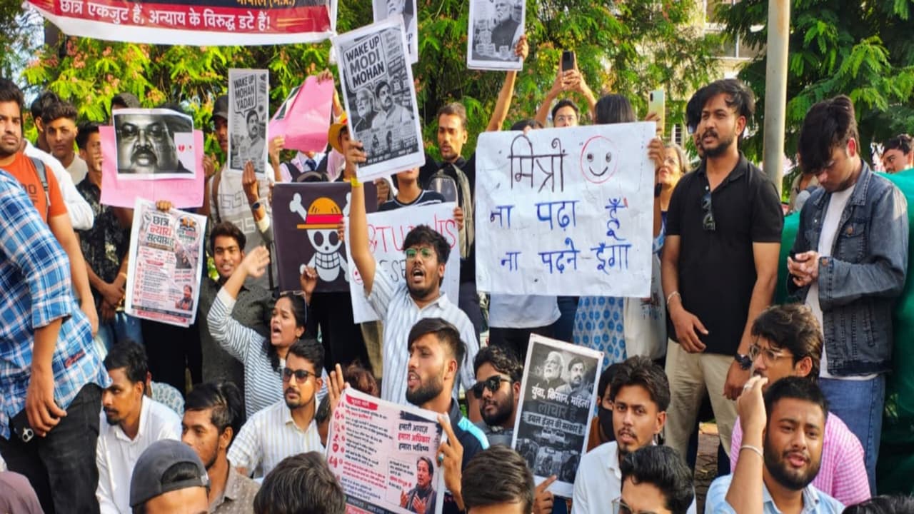 Students are staging protest in Bhopal (Photo/ANI) Students are staging protest in Bhopal (Photo/ANI)