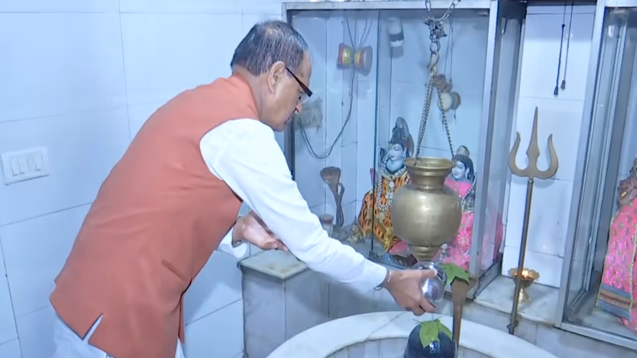 Shivraj Singh Chouhan, Union Agriculture Minister offering prayers, (Photo/ANI) Shivraj Singh Chouhan, Union Agriculture Minister offering prayers, (Photo/ANI)