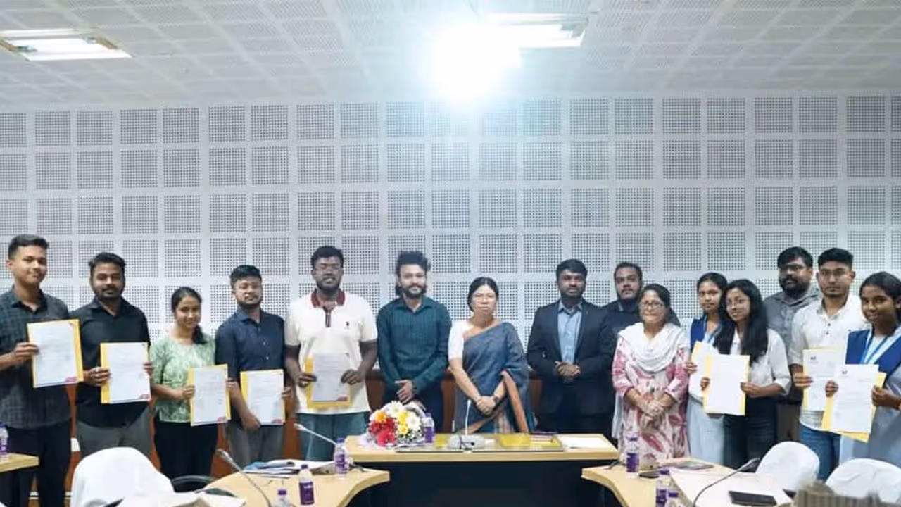 Minister of Industries and Commerce of Tripura Santana Chakma distributes internship offer letters to AI trained youth (Photo/ANI) Minister of Industries and Commerce of Tripura Santana Chakma distributes internship offer letters to AI trained youth (Photo/ANI)