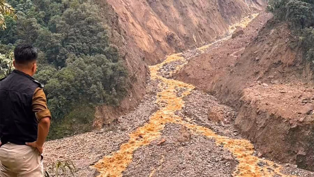 Visuals from the landslide area (Photo/Mangan District Administration) Visuals from the landslide area (Photo/Mangan District Administration)