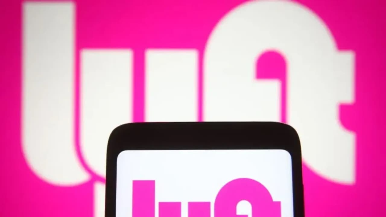Lyft Stock Rides Higher As Engine Capital Reportedly Takes $50M Stake: Retail Sentiment Shifts Up A Gear Lyft Stock Rides Higher As Engine Capital Reportedly Takes $50M Stake: Retail Sentiment Shifts Up A Gear