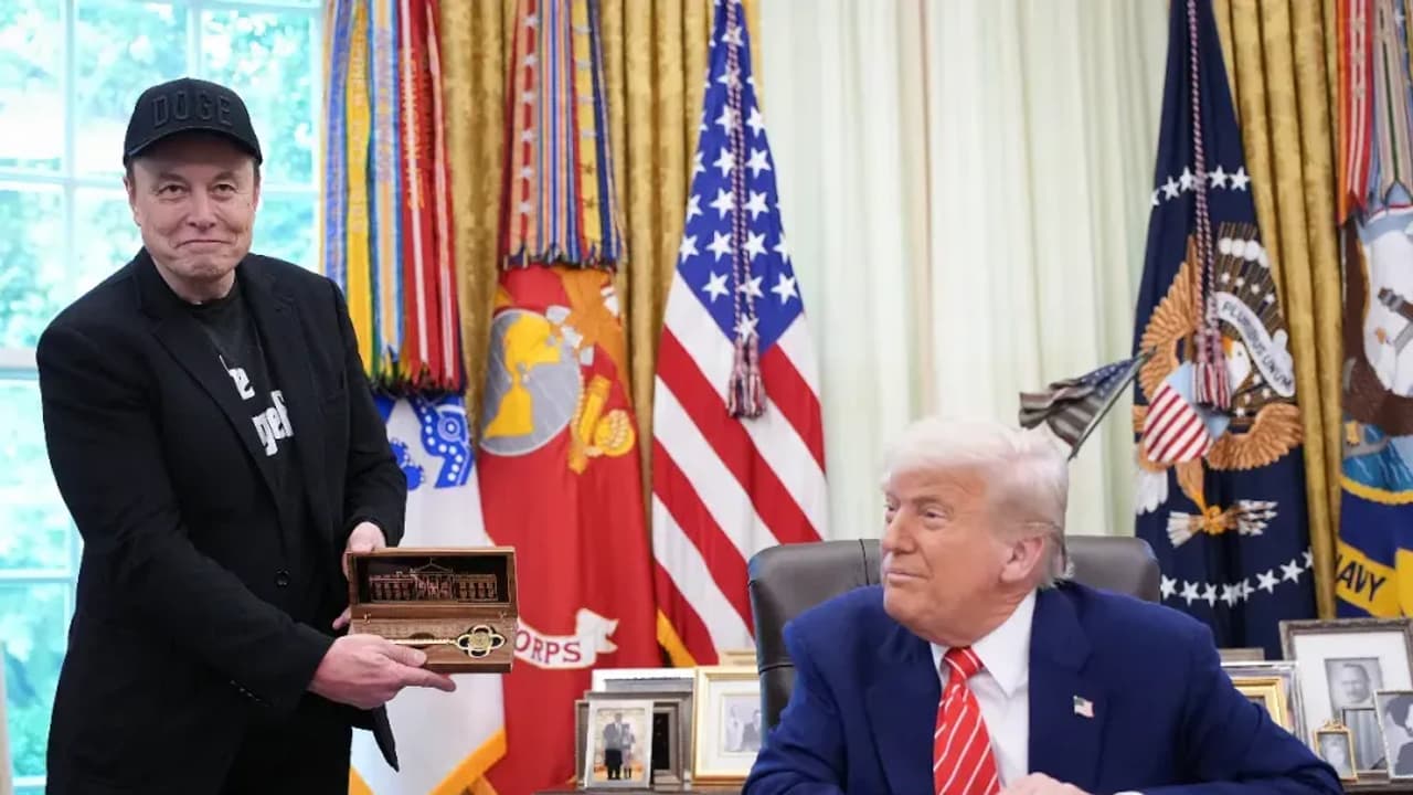 https://stocktwits.com/news articles/markets/equity/trump sends off elon musk with symbolic key to the white house says he s not really leaving/ch0u5LtRbuh