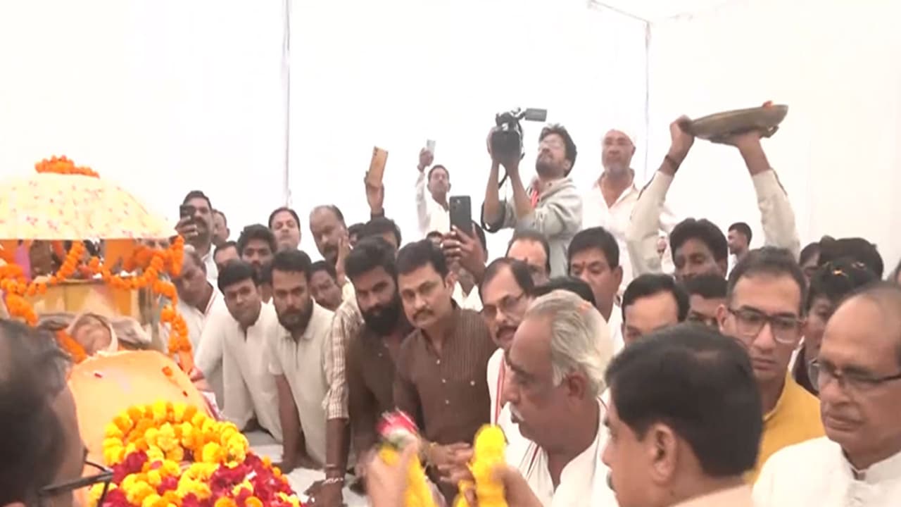 MP CM Mohan Yadav paying floral tribute to Union Minister Shivraj Singh Chouhan's mother (Photo/ANI) MP CM Mohan Yadav paying floral tribute to Union Minister Shivraj Singh Chouhan's mother (Photo/ANI)