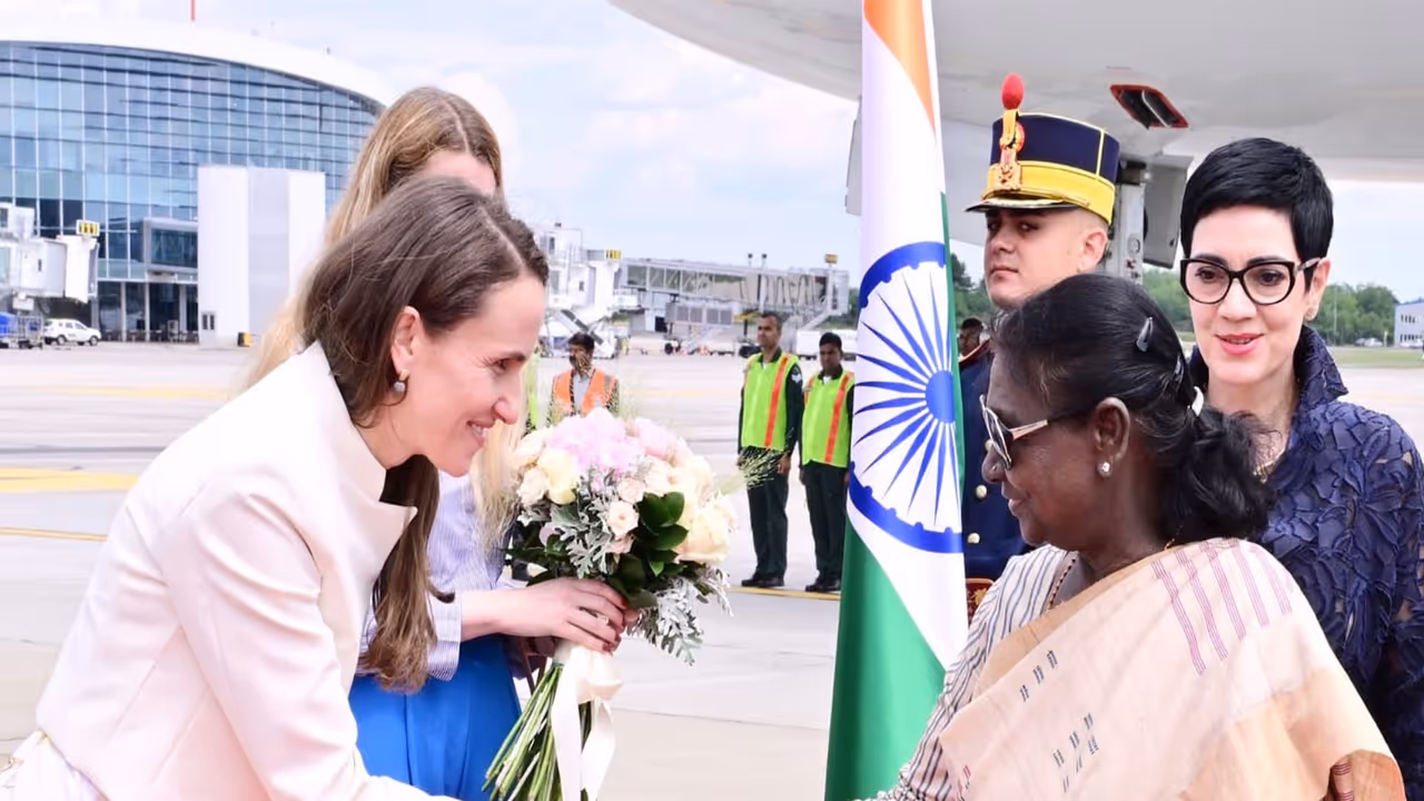 President Droupadi Murmu getting received at the airport by Romania's Minister of Foreign Affairs, Oana Silvia Toiu (Photo/X/@MEAIndia) President Droupadi Murmu getting received at the airport by Romania's Minister of Foreign Affairs, Oana Silvia Toiu (Photo/X/@MEAIndia)