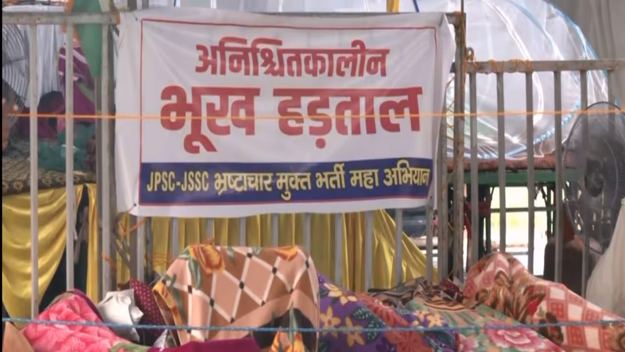 Jharkhand protesters urge the government to take cognisance of the students' demands (Photo/ANI) Jharkhand protesters urge the government to take cognisance of the students' demands (Photo/ANI)
