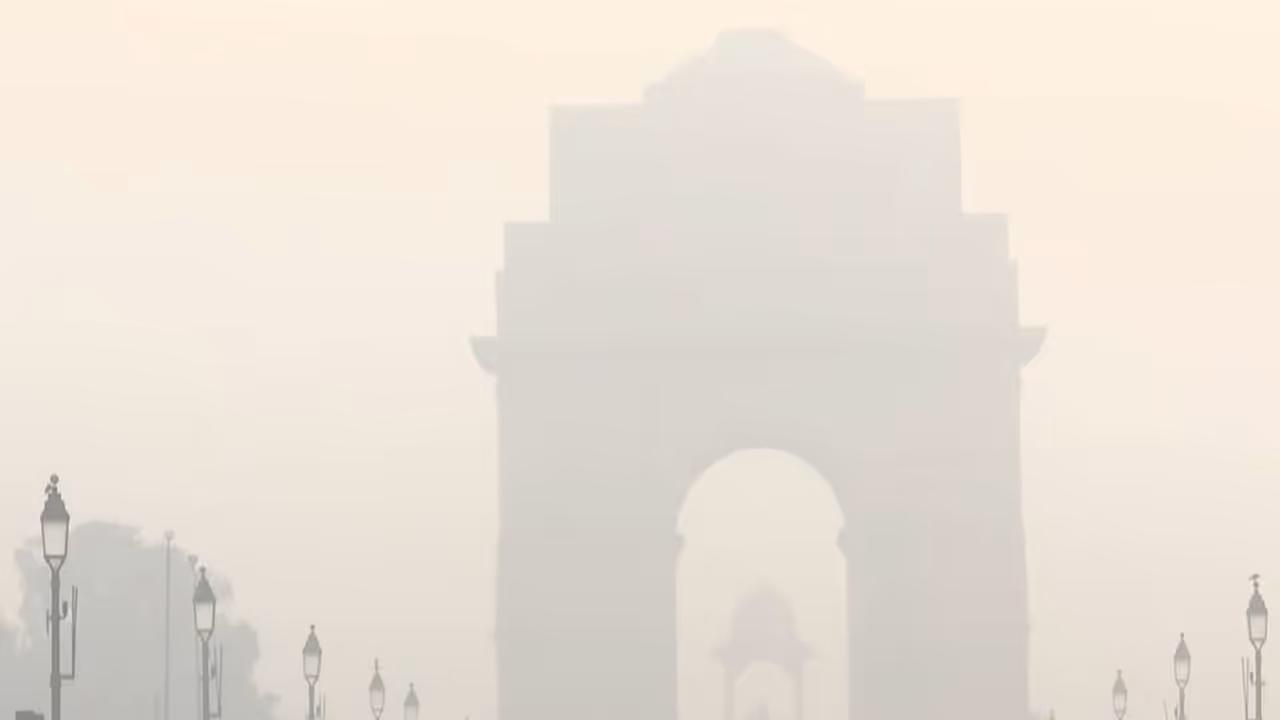 Visual of thick smog in India Gate (Photo/ANI) Visual of thick smog in India Gate (Photo/ANI)