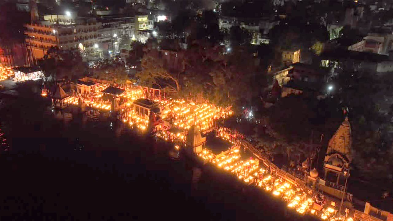 Ghats along Kshipra river illuminated with diyas (Photo/DPR) Ghats along Kshipra river illuminated with diyas (Photo/DPR)