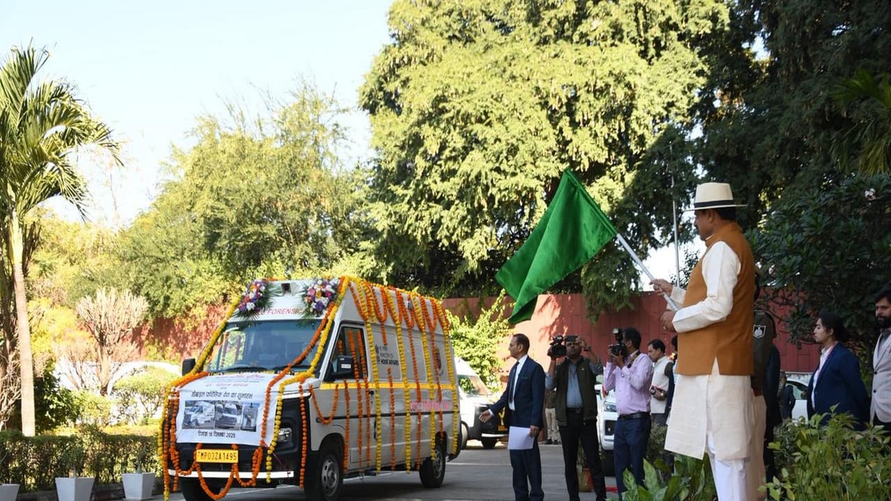 MP CM Mohan Yadav is flagging off mobile forensic van from police headquarters in Bhopal (Photo/CMO) MP CM Mohan Yadav is flagging off mobile forensic van from police headquarters in Bhopal (Photo/CMO)