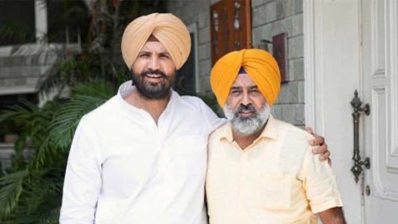 Congress MP Amarinder Singh Raja Warring with new Punjab Congress chief Pargat Singh (File photo/@RajaBrar_INC) Congress MP Amarinder Singh Raja Warring with new Punjab Congress chief Pargat Singh (File photo/@RajaBrar_INC)