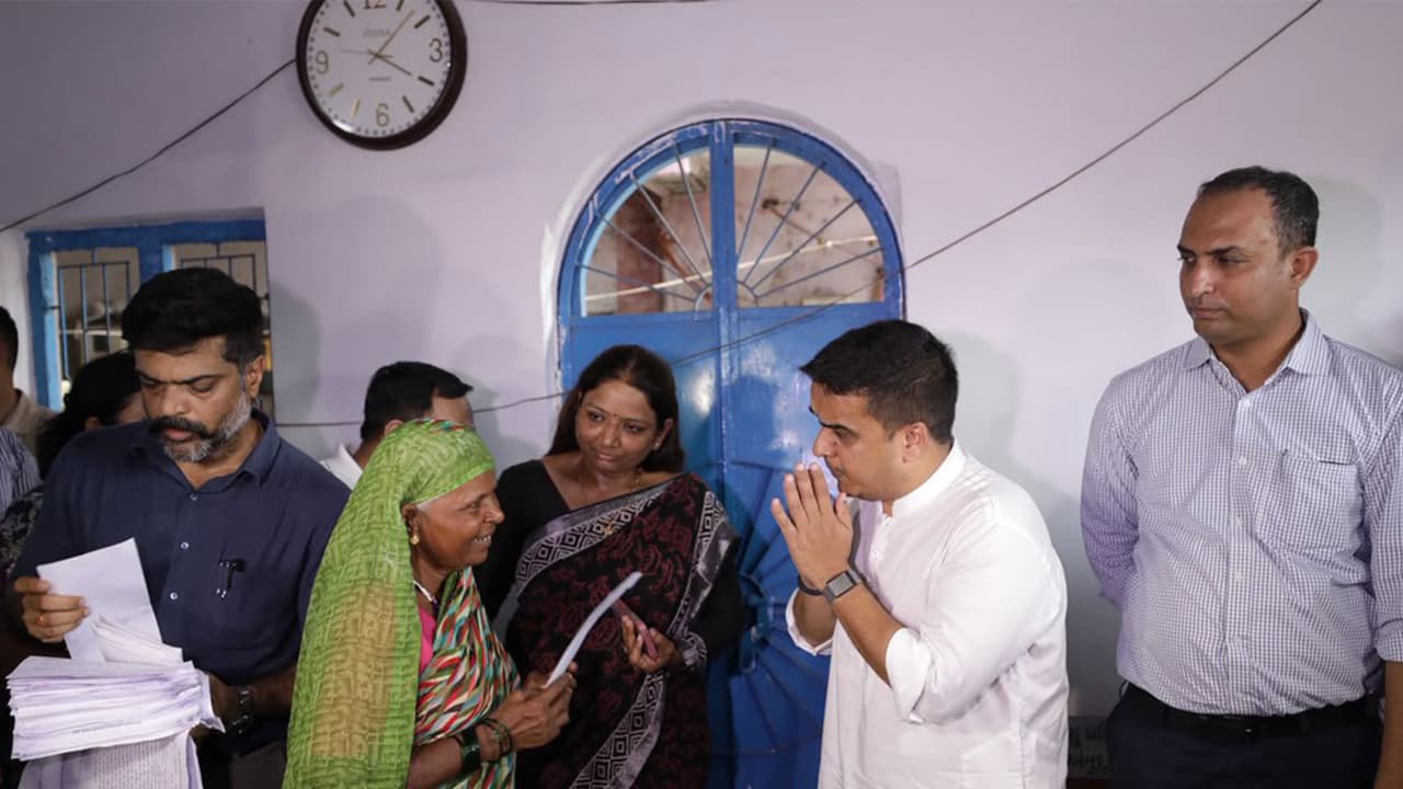 Gujarat Deputy Chief Minister Harsh Sanghavi distributing ex gratia to flood affected families. (Photo:X@sanghaviharsh) Gujarat Deputy Chief Minister Harsh Sanghavi distributing ex gratia to flood affected families. (Photo:X@sanghaviharsh)