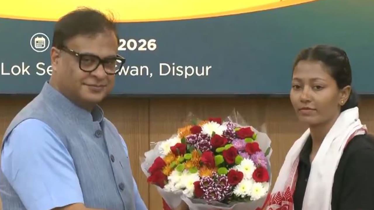 CM Himanta Biswa Sarma felicitates Rupamoni Gorh. (Photo/ANI) CM Himanta Biswa Sarma felicitates Rupamoni Gorh. (Photo/ANI)