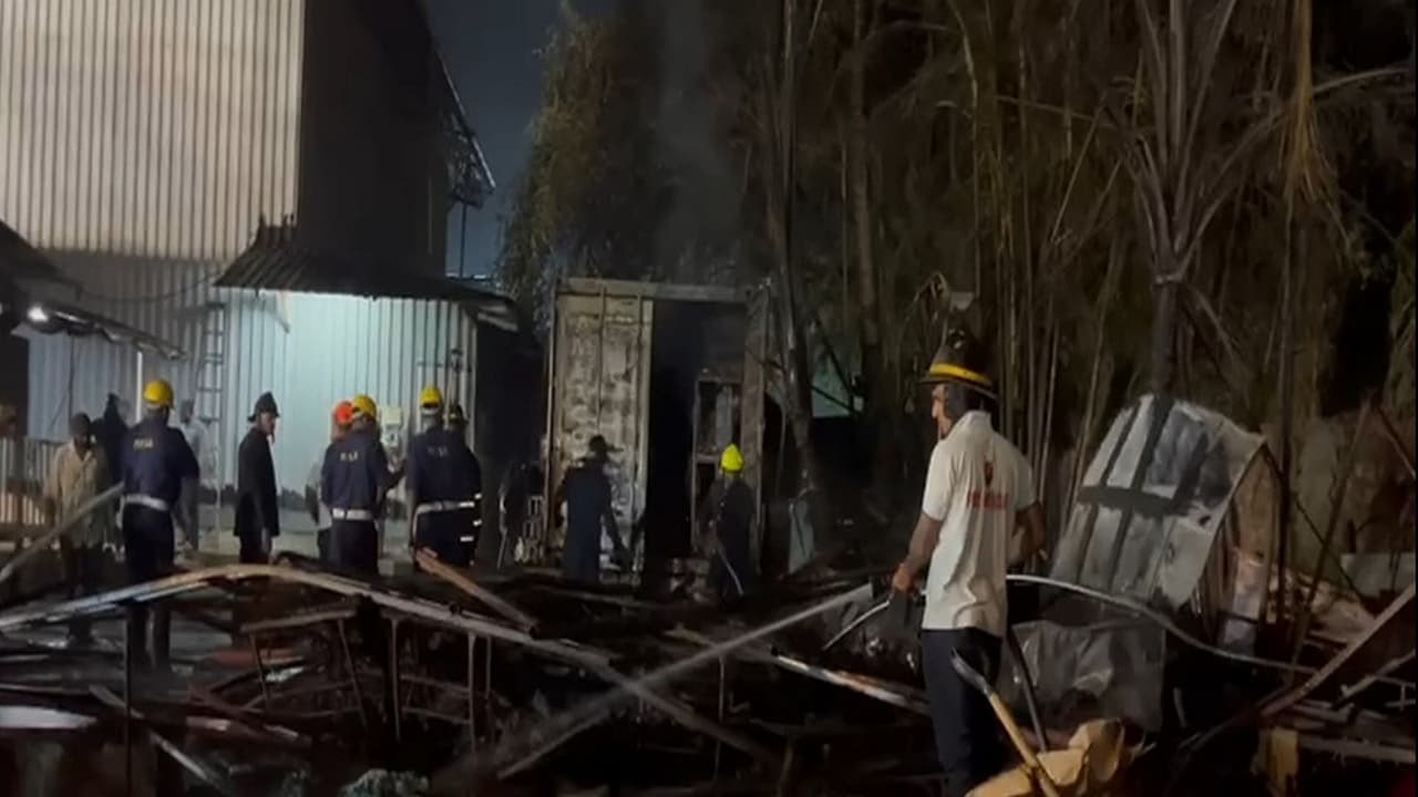 Fire fighters dousing the fire at Thane, Maharashtra (Photo/ANI) Fire fighters dousing the fire at Thane, Maharashtra (Photo/ANI)