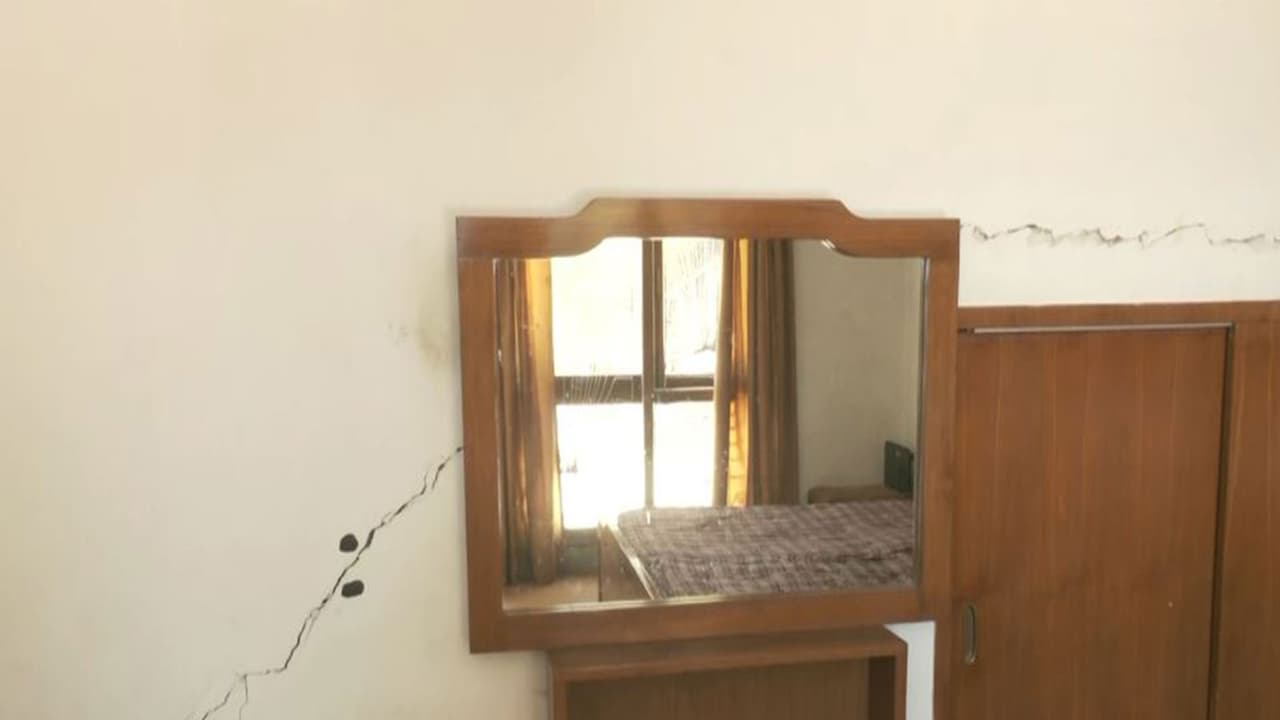 Visuals of cracks in Shanti Vihar buildings (Photo/ANI) Visuals of cracks in Shanti Vihar buildings (Photo/ANI)