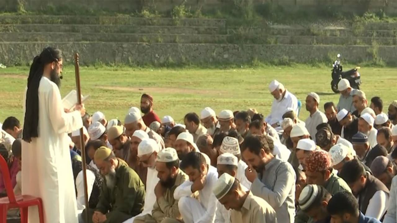 Eid prayers in Srinagar in Jammu and Kashmir (Photo/ANI) Eid prayers in Srinagar in Jammu and Kashmir (Photo/ANI)