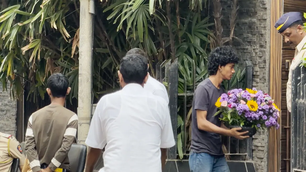 Fans gather outside Tiger Shroff's residence (Photo/ANI) Fans gather outside Tiger Shroff's residence (Photo/ANI)