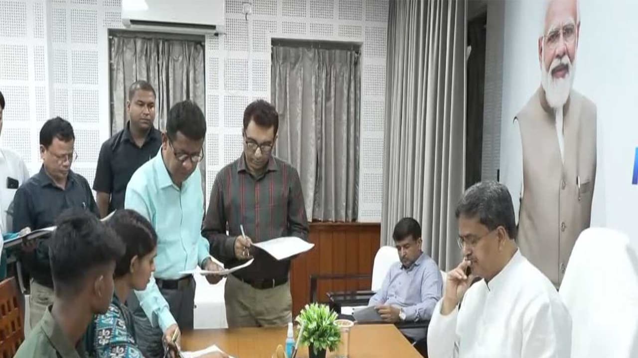 Tripura CM Manik Saha hearing public grievances(Photo/ANI) Tripura CM Manik Saha hearing public grievances(Photo/ANI)