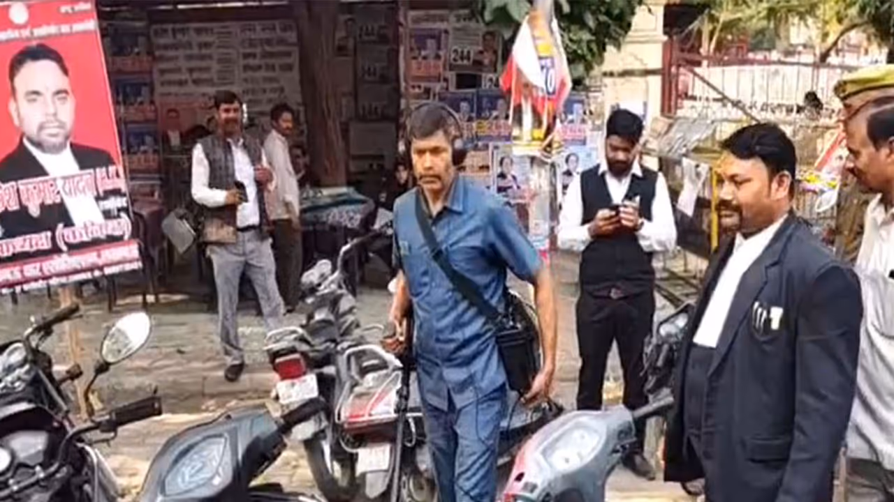 Bomb squad conducting checks at Lucknow Civil Court premises (Photo/ANI) Bomb squad conducting checks at Lucknow Civil Court premises (Photo/ANI)